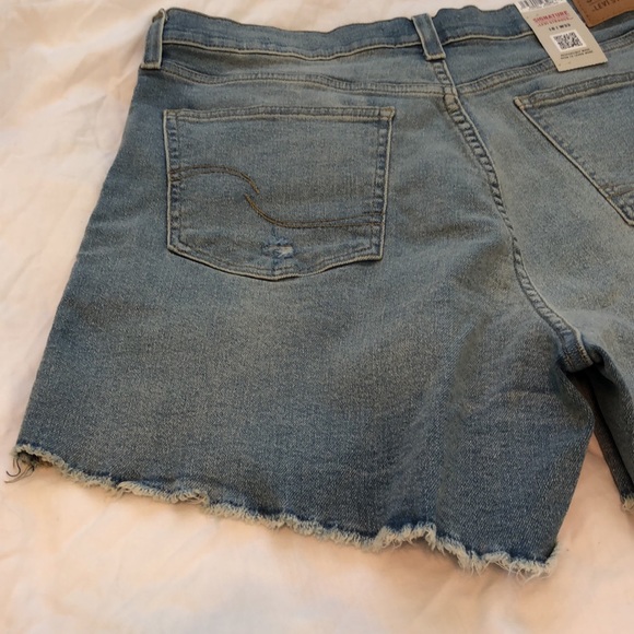 Levi’s Jean Shorts - Picture 8 of 9